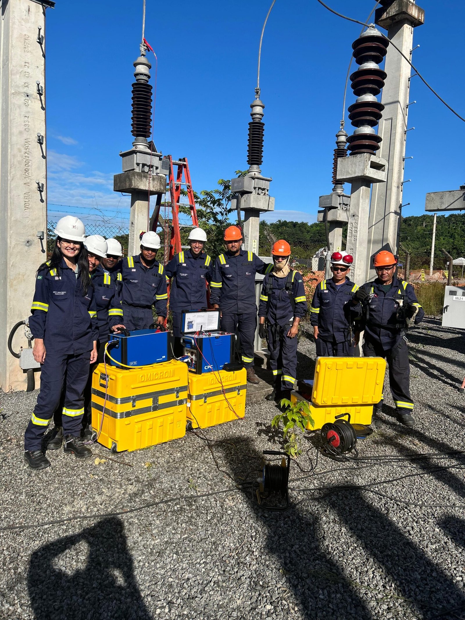 Equipe da Tecnvolt em comissionamento de subestação com o CPC 100 da OMICRON