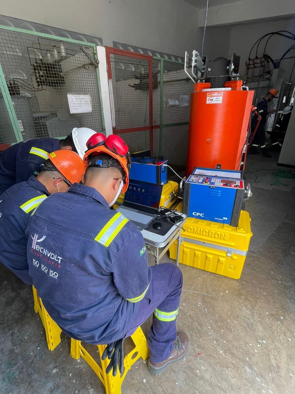 Equipe da Tecnvolt operando o CPC 100 em ensaio de transformador