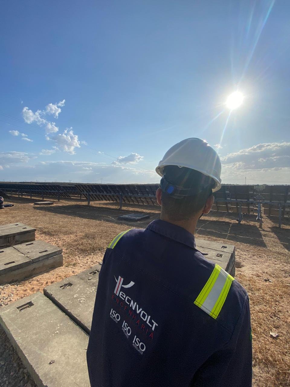 Engenheiro da Tecnvolt Engenharia no campo fotovoltaico durante o comissionamento de usina solar