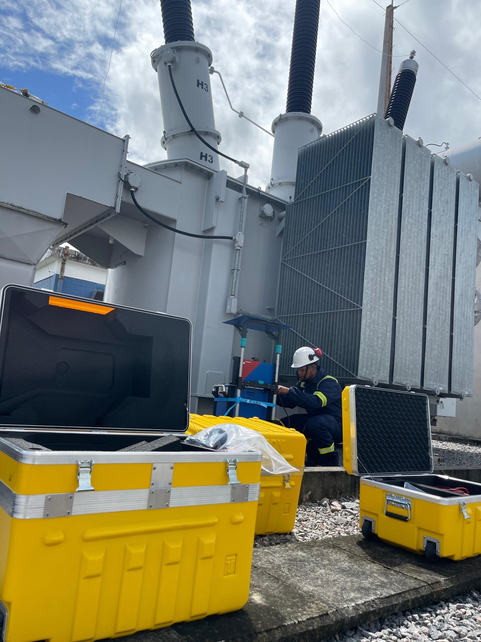 Ensaio de fator de potência (tan delta) de transformador de potência com o CPC 100 da OMICRON