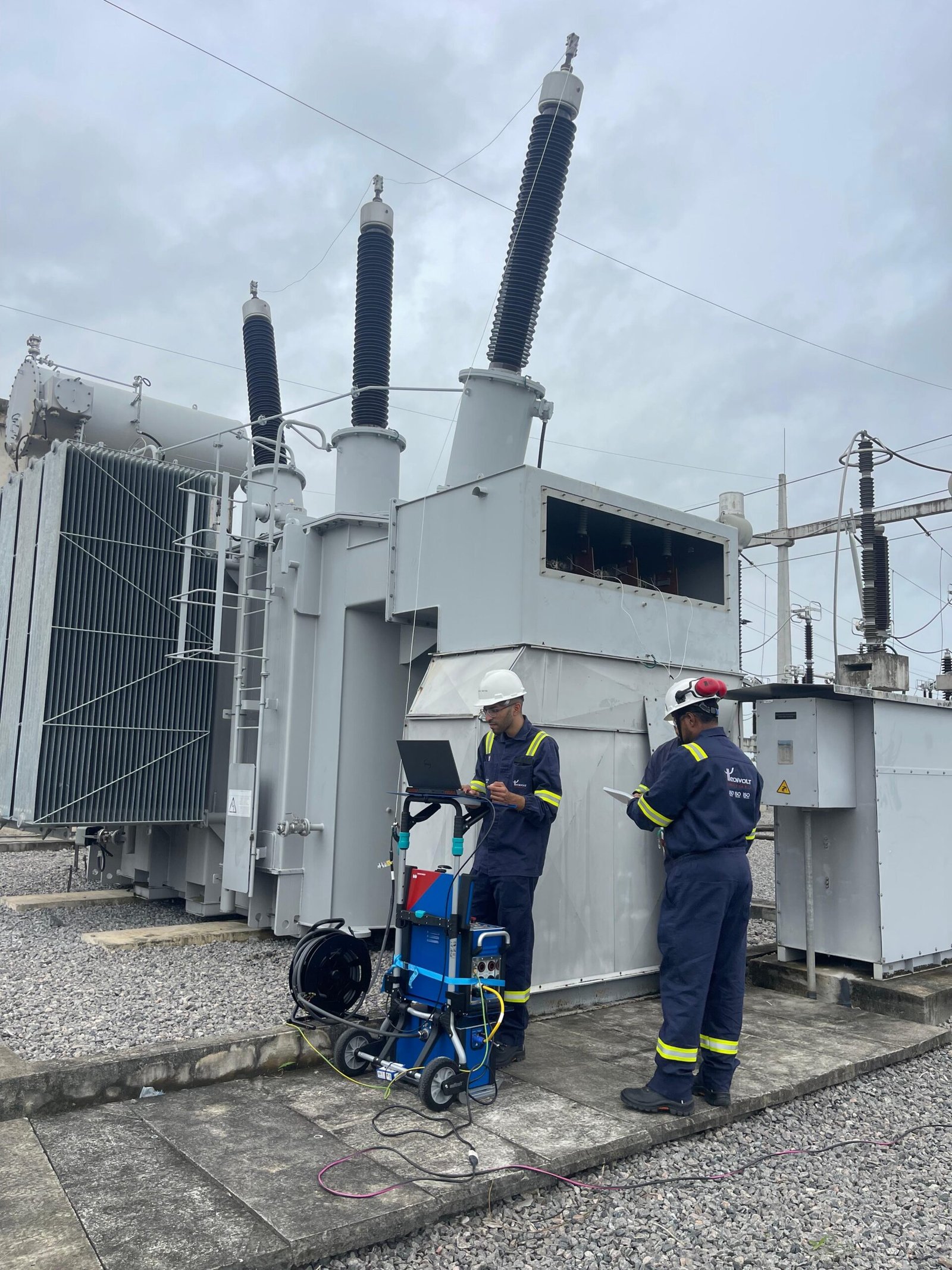 Transformador de instrumentos em subestação preparado para ensaio com o CPC 100