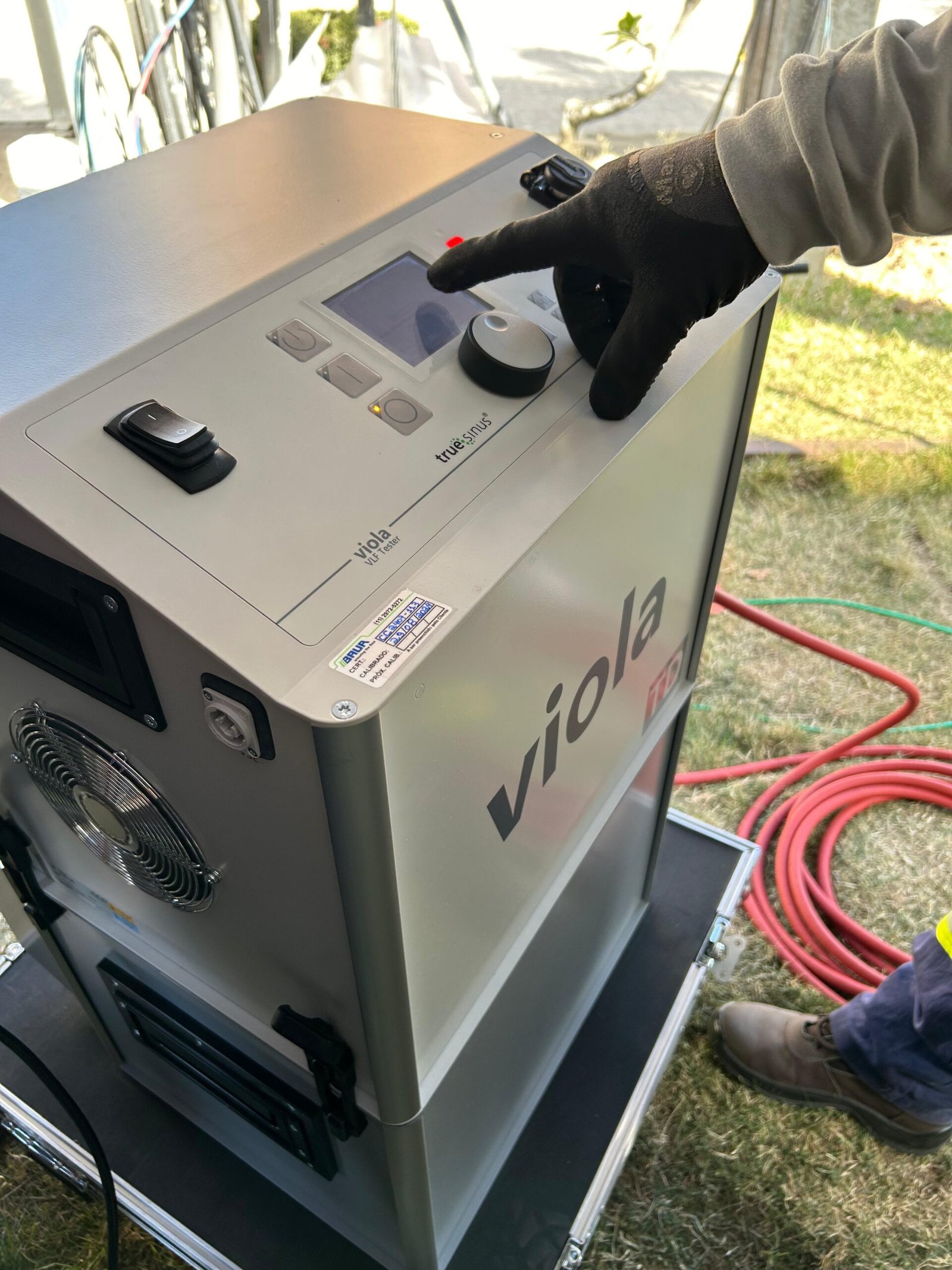 Detalhe do sistema de ensaio VLF BAUR Viola TD (senoidal verdadeira) operado pela equipe da Tecnvolt Engenharia